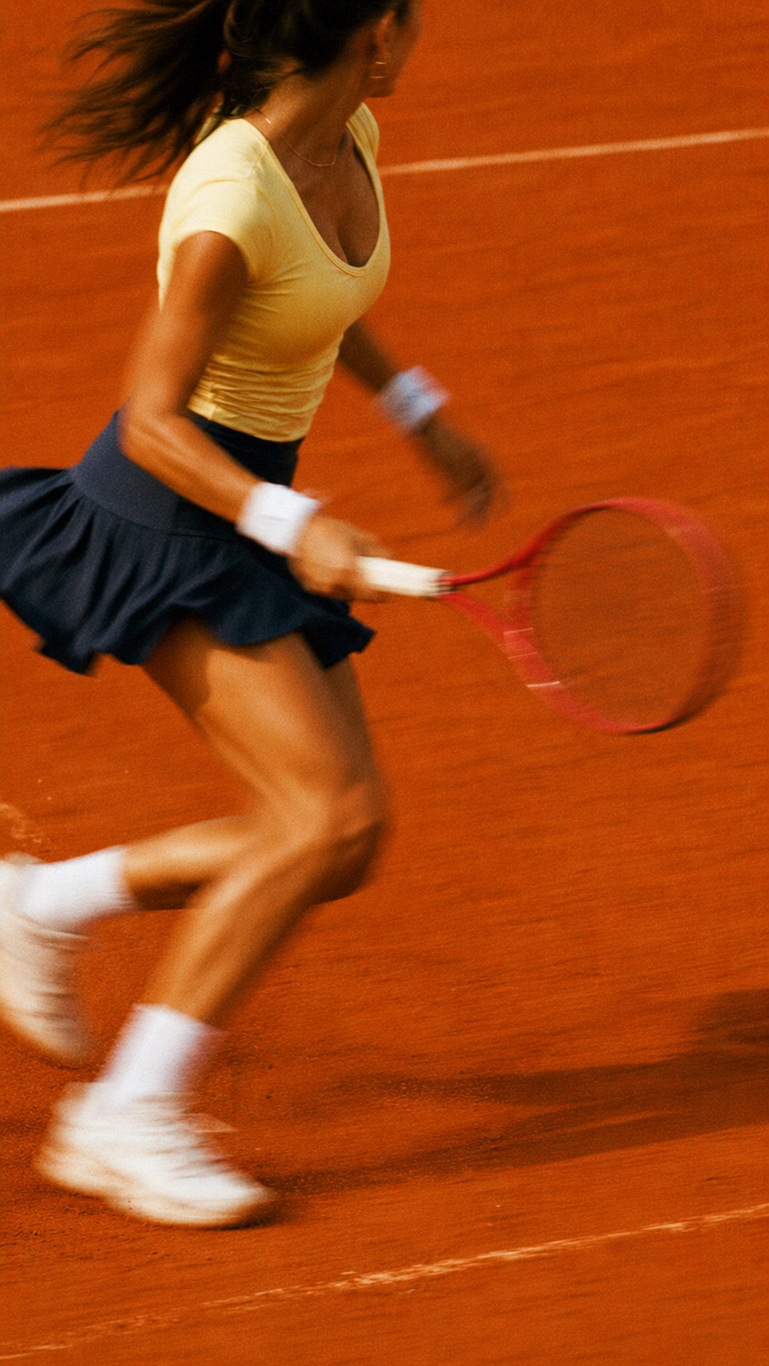 Tennisspielerin auf einem Sandplatz